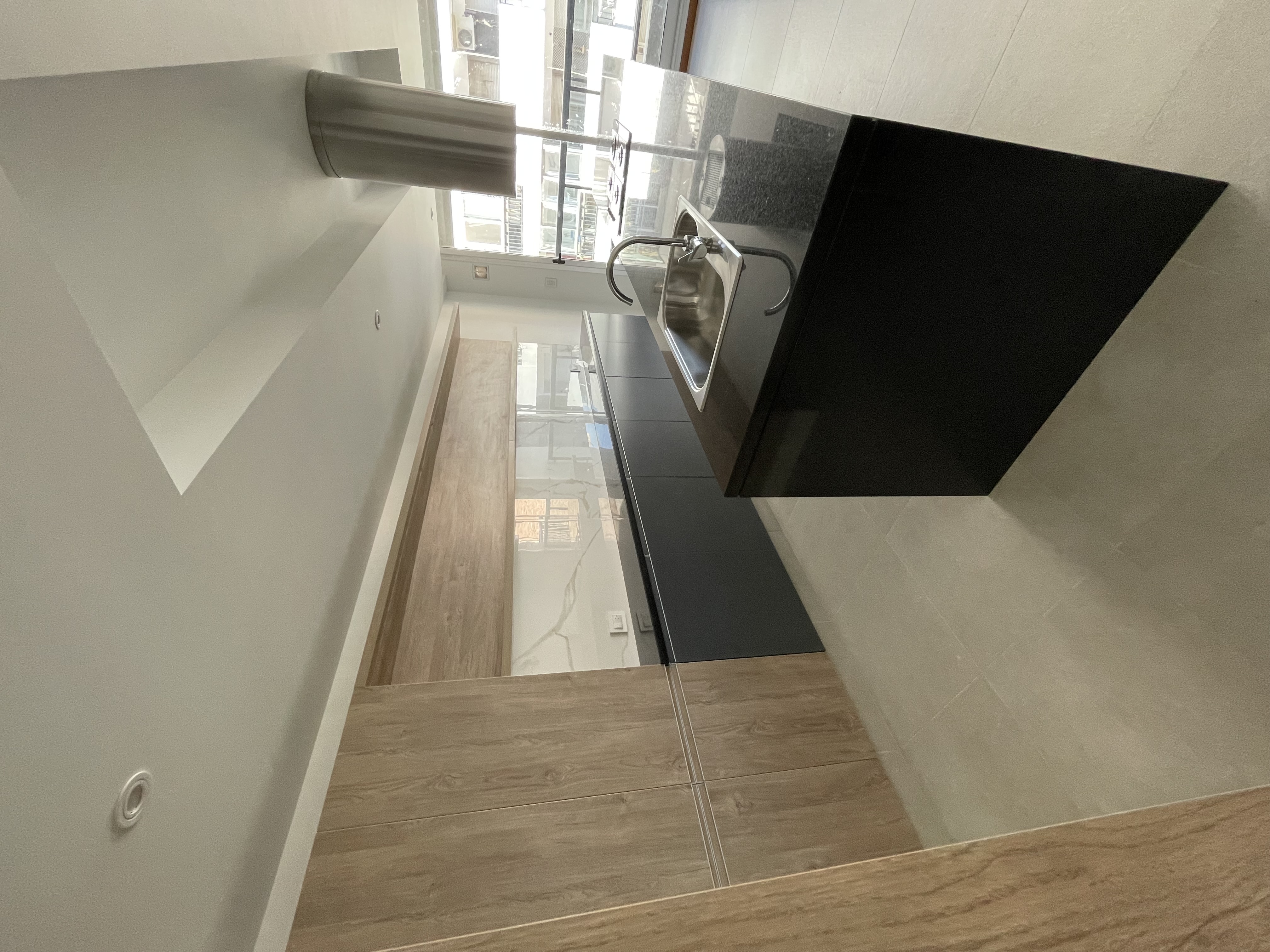 Cocina moderna de madera natural con isla negra