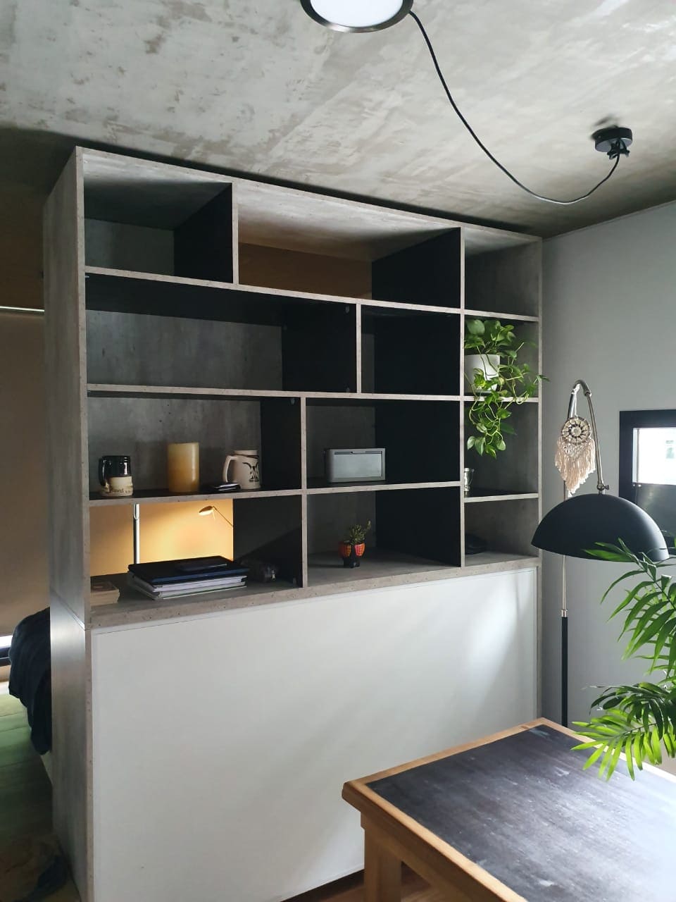Mueble 3x3 de madera gris con diseño futurista
