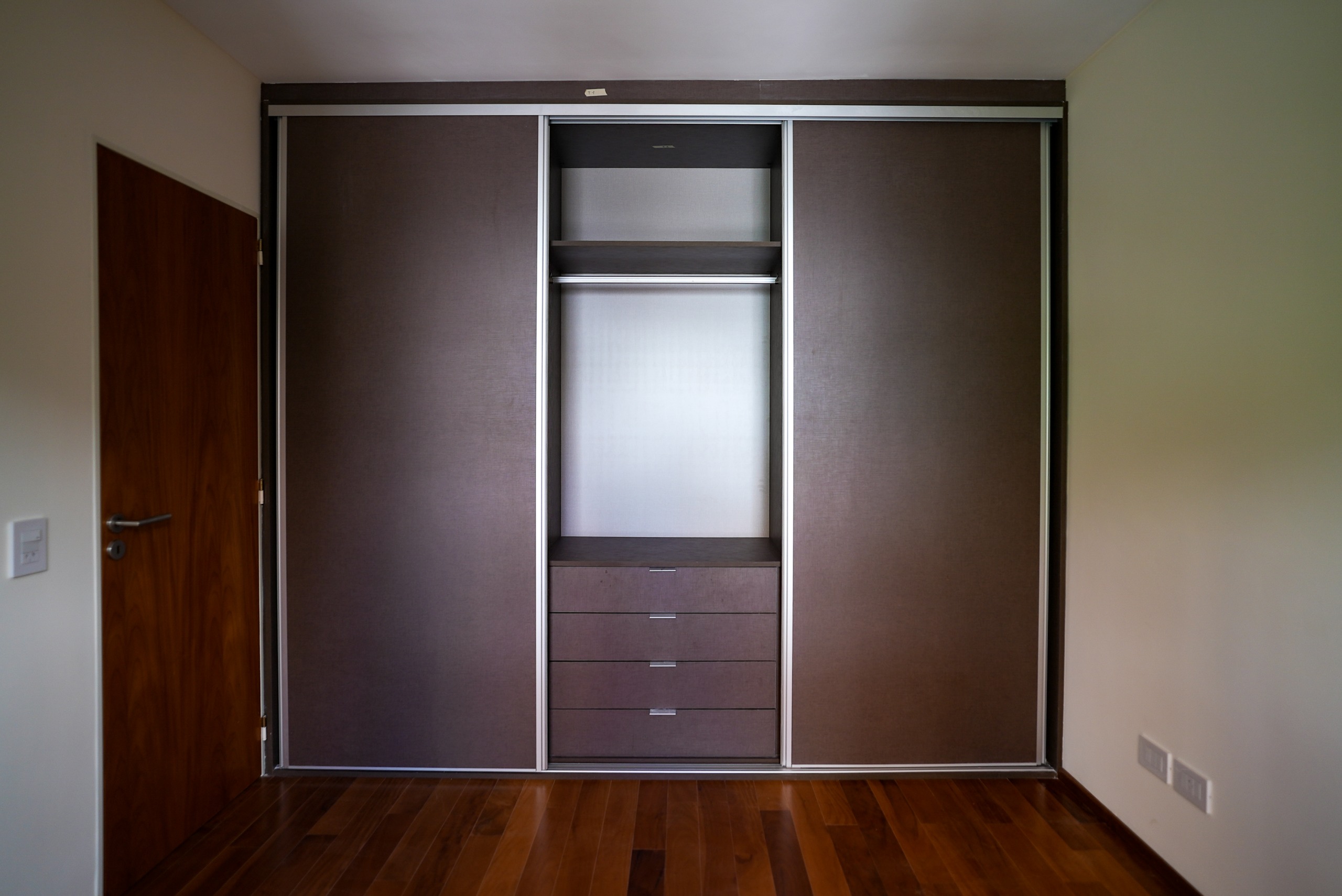 Placard grande de madera oscura con puerta abierta