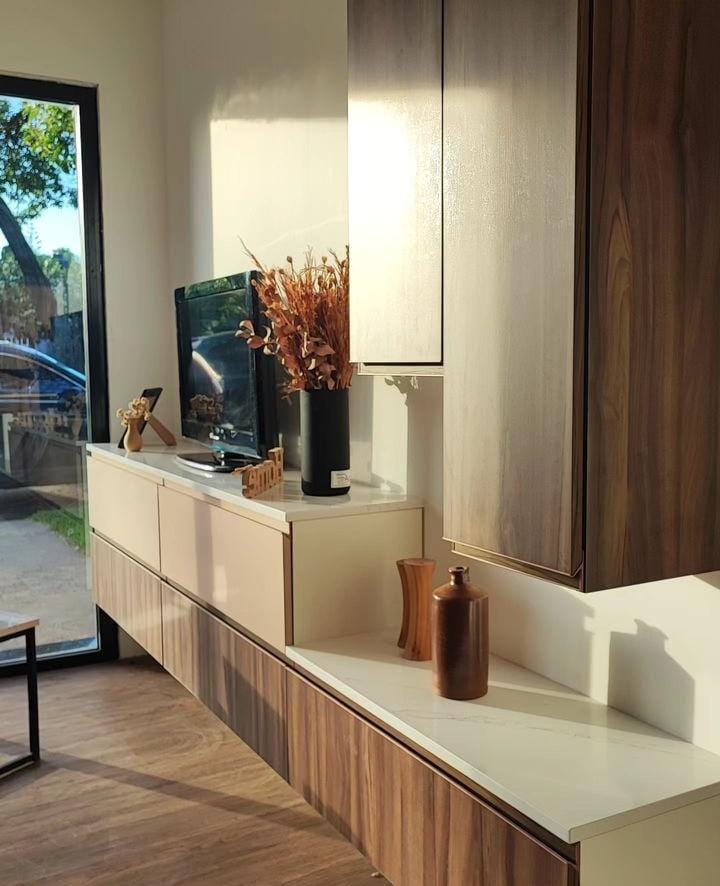 Complemento de madera natural con modulo flotante de Plakart
