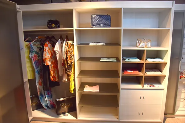 Vestidor 3x2 con iluminación y ropa
