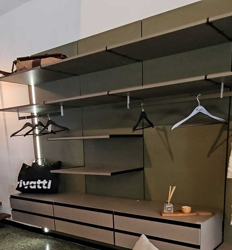 Vestidor de madera amplio de 3 paredes